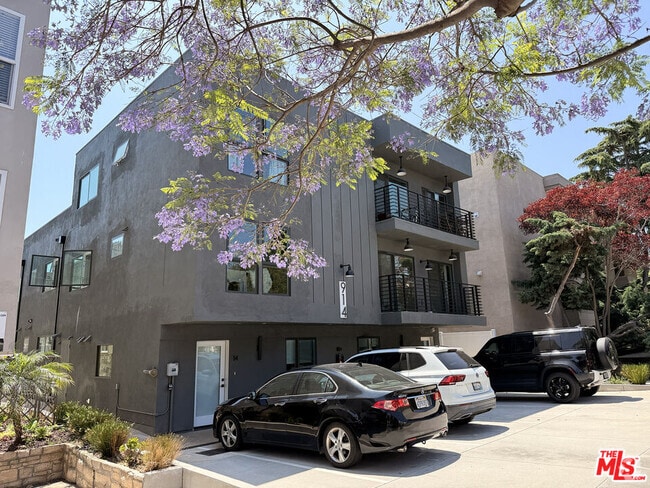 Building Photo - 914 7th St Rental