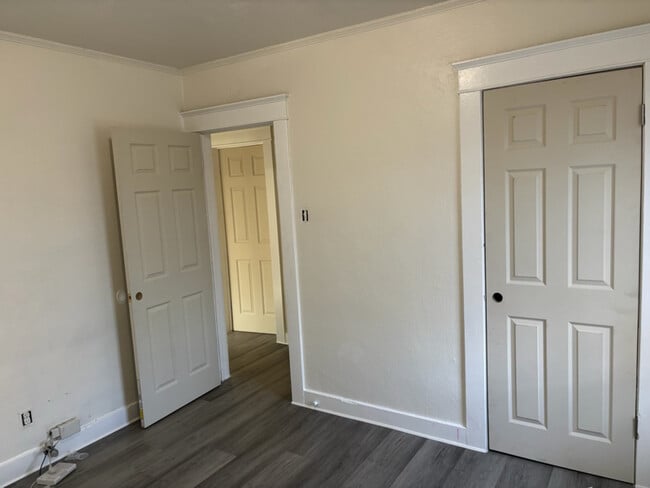 Building Photo - 438 E 16th St Rental