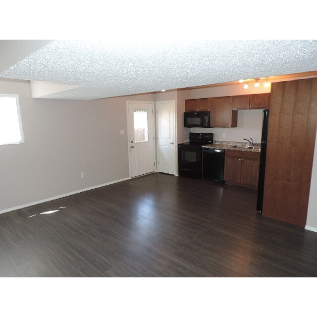 Photo - 220 26 St