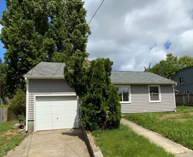 Building Photo - Tacoma home 3bdr 1.5 bath 1 car garage att...