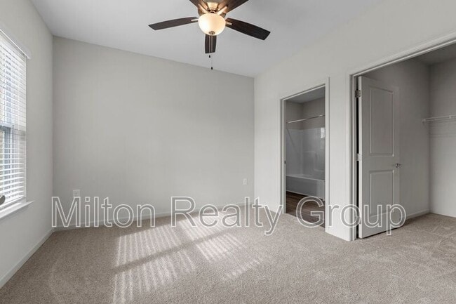 Building Photo - 170 Grove Cir Unit APT. 204