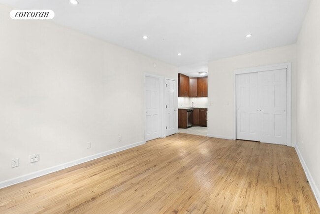 Photo - 31 E 20th St