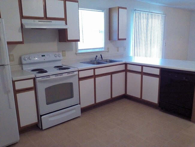 Photo - 2 Bedroom, 1 bath apartment - Downstairs Unit