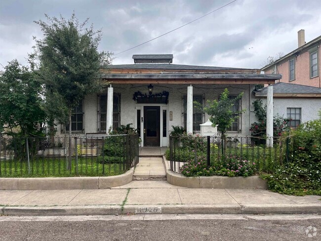 Building Photo - 1916 Matamoros St Unit D Rental