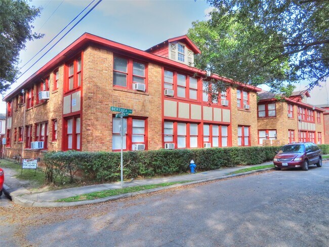 Building Photo - 1136 Berthea St Unit 15