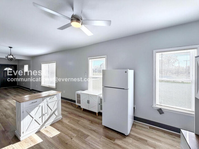 Photo - 6073 Linwood St