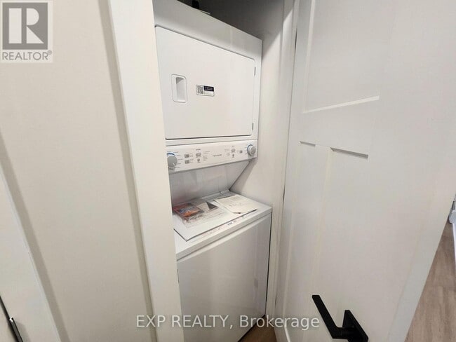 Photo - 114 Lewis St W