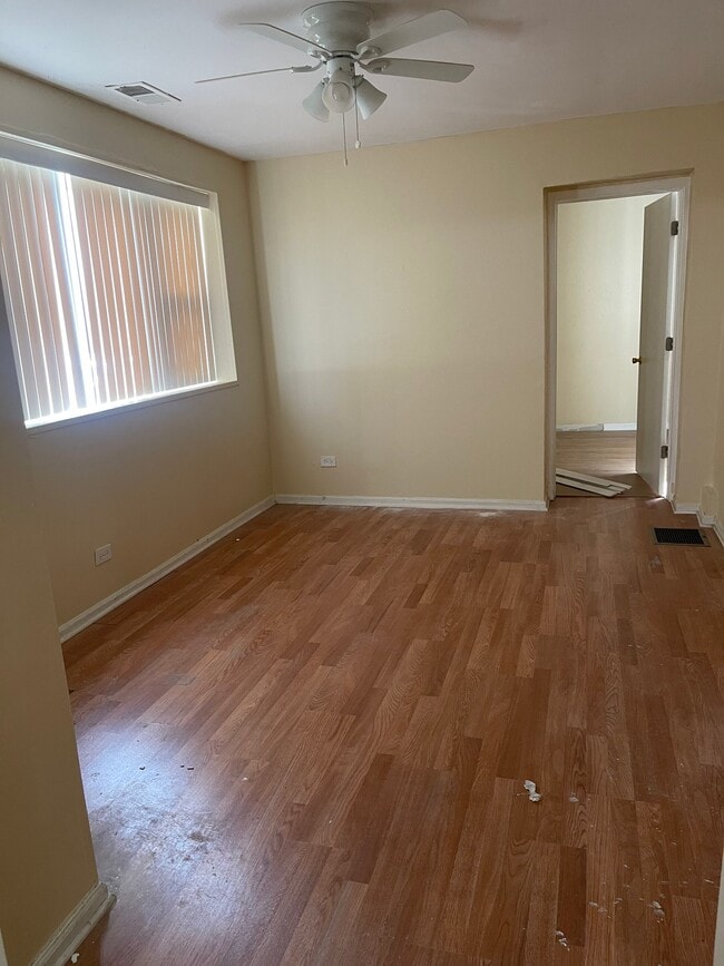 Photo - 7401 S St Lawrence Ave Unidad Rear