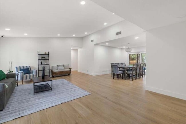 Photo - 12151 Old Country Rd N