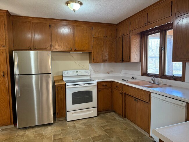 Photo - 4 Bedroom 2.5 Bathroom House Available Now...