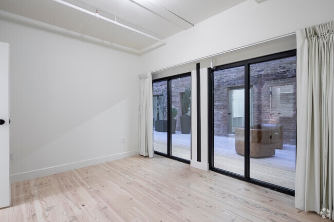 1 bed, 1 bath, 712 – 937 sq ft