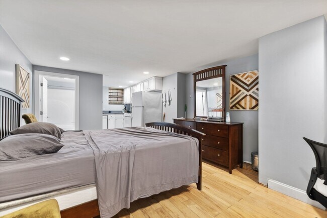 Building Photo - 1170 Massachusetts Ave Unit 2B Rental