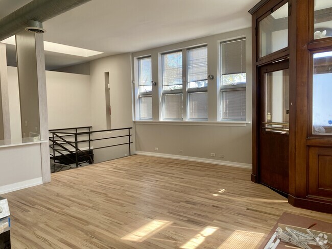 Building Photo - 1734 W Cortland St Unit 1 Rental