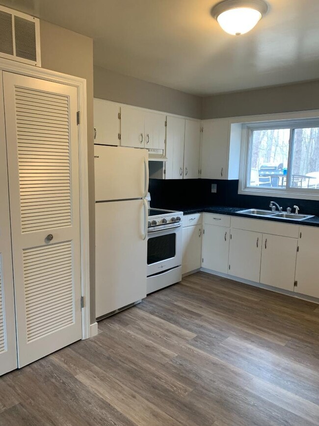 Photo - 855 Butternut Dr