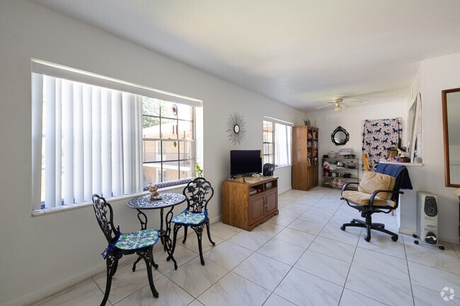 1BR, 1BA - 675SF - Living Room