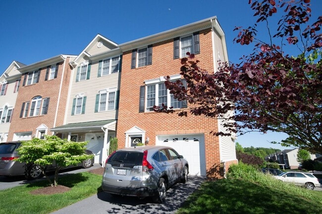 Building Photo - End Unit Townhouse With Garage and Unfinis...