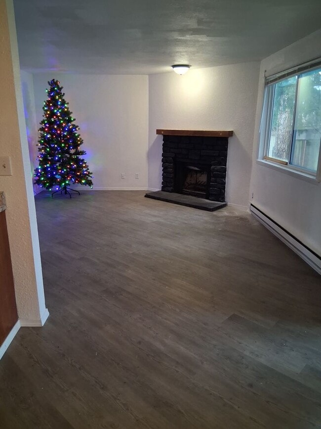 Building Photo - VAL1819 Unit A