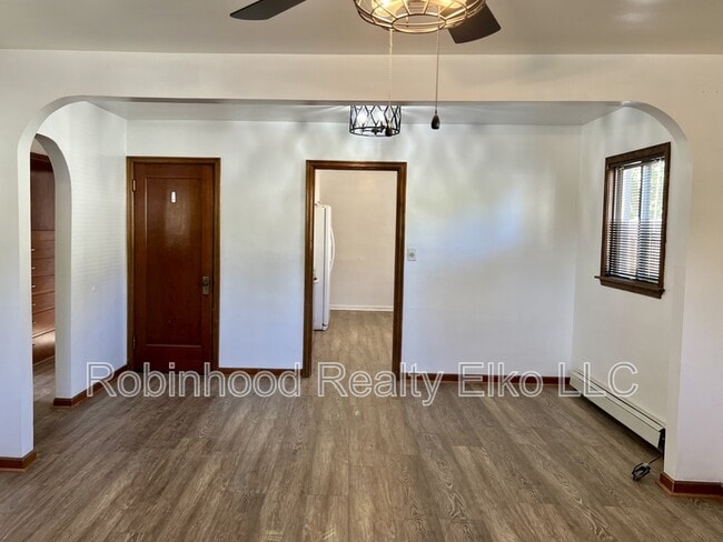 Photo - 541 Oak St