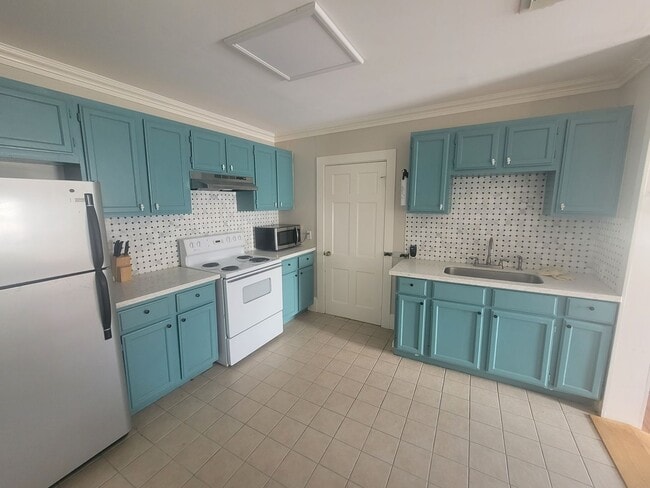 Photo - Charming Cottage - minutes from the Seawall