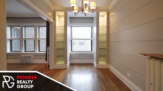 Photo - 736 W Addison St