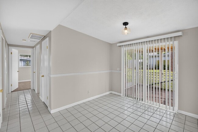 Photo - 87 Saratoga Cir S