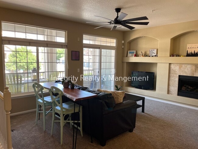 Photo - 452 Black Feather Loop