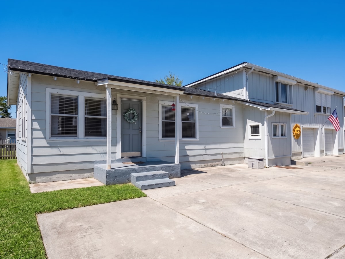 Photo - Coastal Living Just 2 Blocks from Jacksonville Beach - 2 Bed/2 Bath, Pet Friendly, Attached Garage!