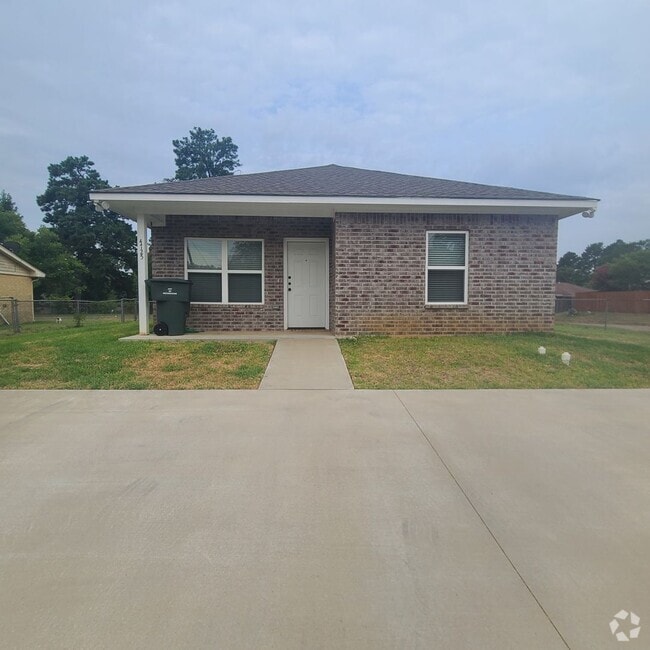 Building Photo - 3 bedroom 3 bathroom home available in July!