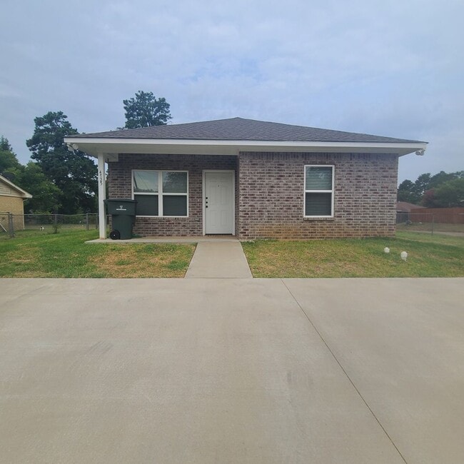 3 bedroom 3 bathroom home available in July! - 3 bedroom 3 bathroom home available in July!