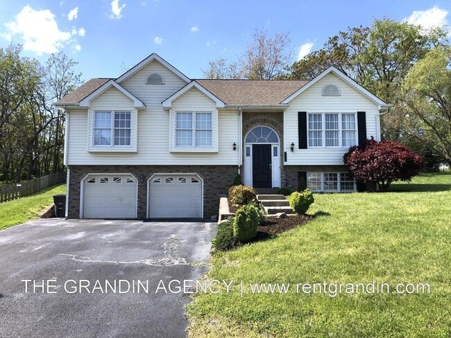 Building Photo - 1811 Meadows Ct