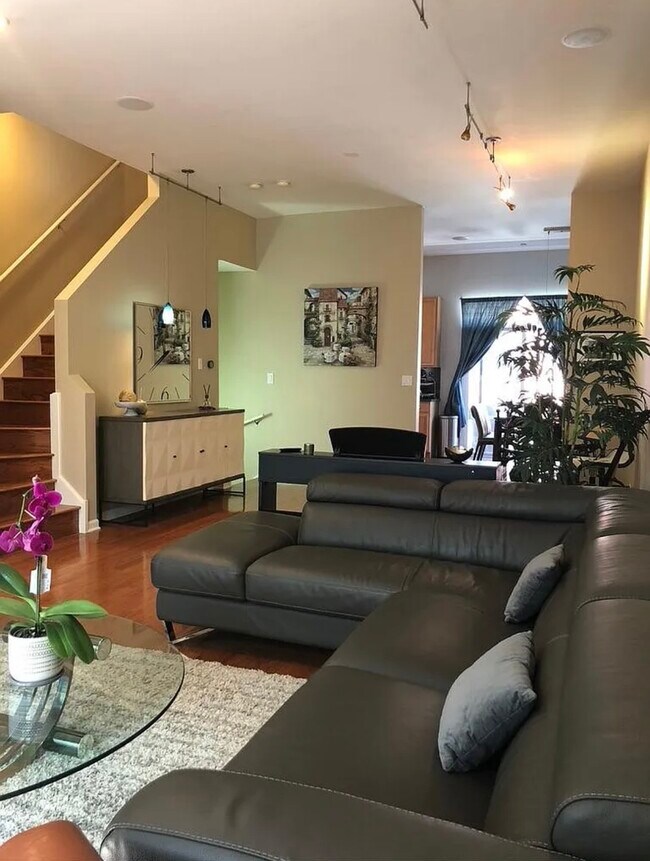 Photo - 842 W 15th Pl