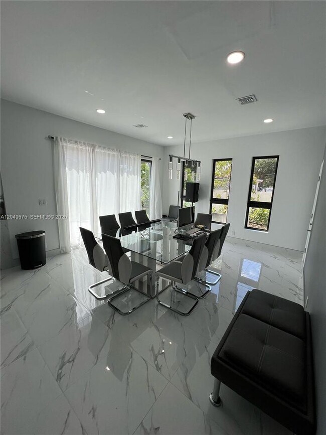 Photo - 2342 McKinley St