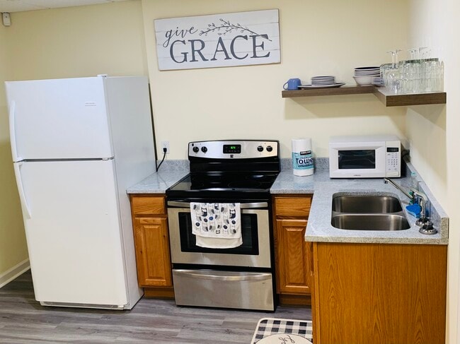 Building Photo - 2337 Ashmel Ct SW Unit Ashmel Inn Apartment