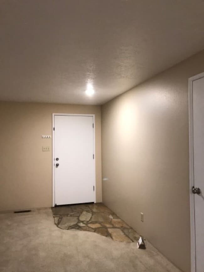 Building Photo - 204 Crestview Dr