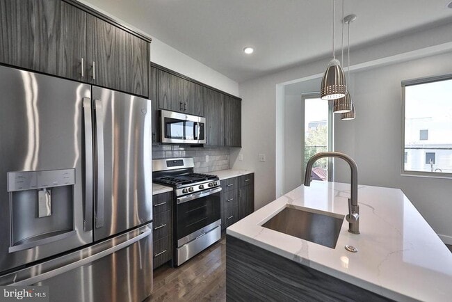 Building Photo - 1939 N Darien St Unit 2