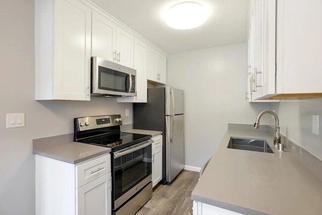Building Photo - Woodside Court Rental