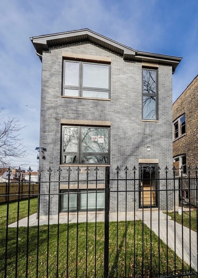 Building Photo - 3822 W Huron St Rental