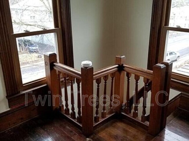 Photo - 5752 Main St