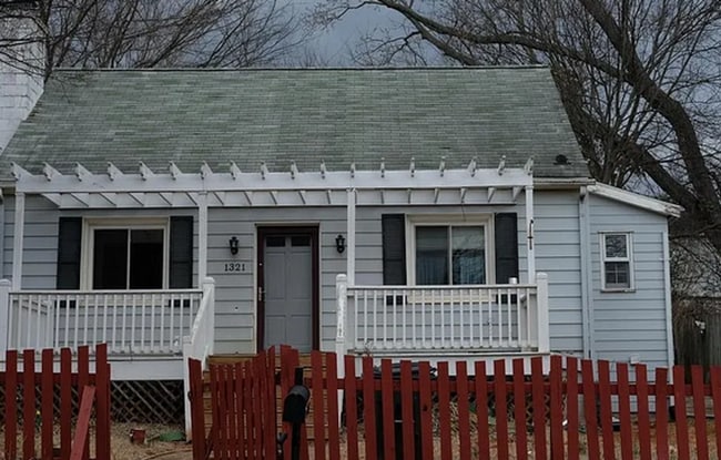 Building Photo - Charming House