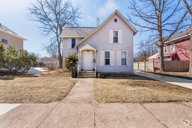 Building Photo - 709 Iowa St Rental