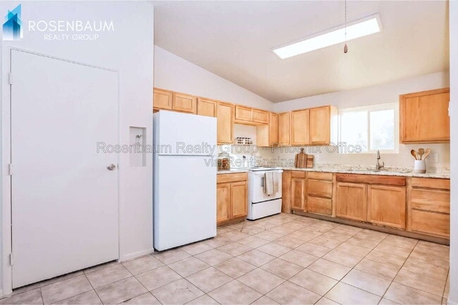 Building Photo - 465 W Ivyglen St Unit 112