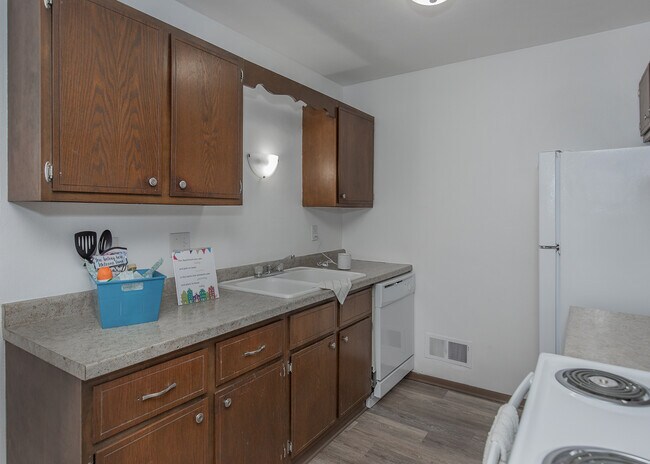 Photo - Jebens Court Apartments