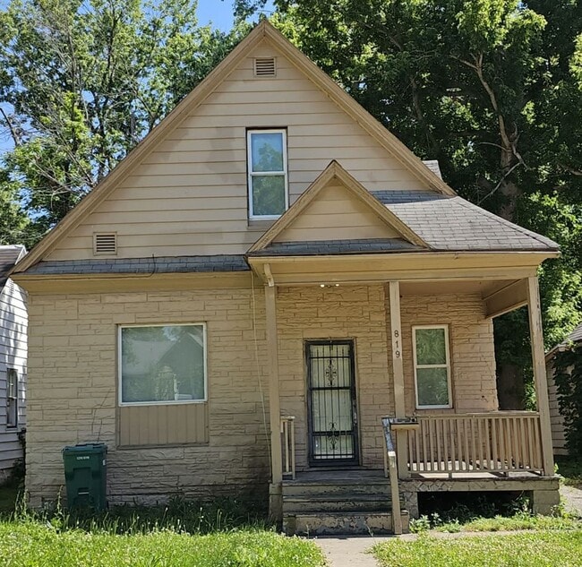 Building Photo - 3 Bedroom--819 E Whitmer St. Decatur, IL