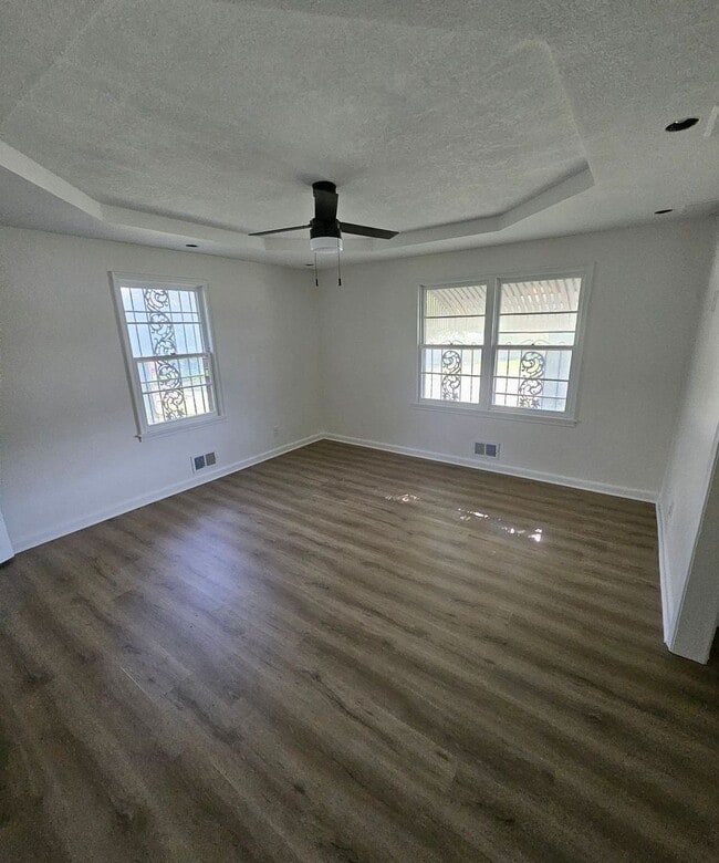 Building Photo - Live in Style | Sleek 3BR Home in KCK with...