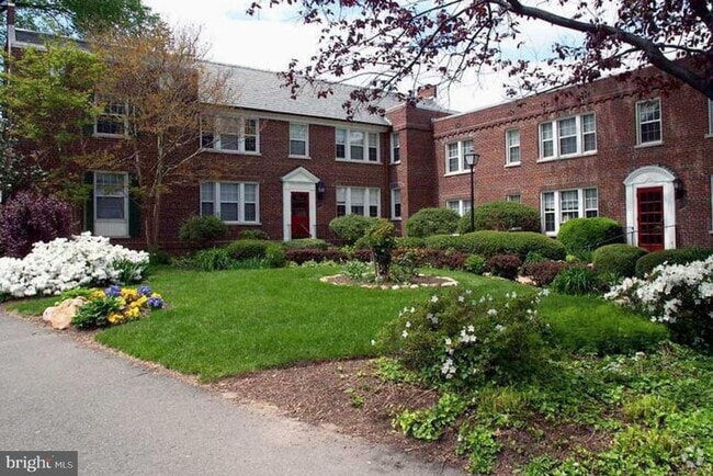 Building Photo - Large 2 bedroom, 1 bathroom condo, just mi...