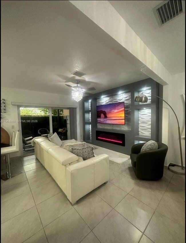 Building Photo - 557 NE 5th Pl