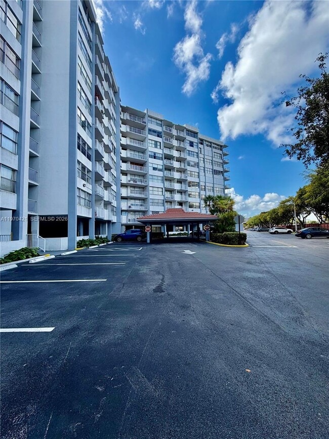Building Photo - 1300 NE Miami Gardens Dr Unit 320E