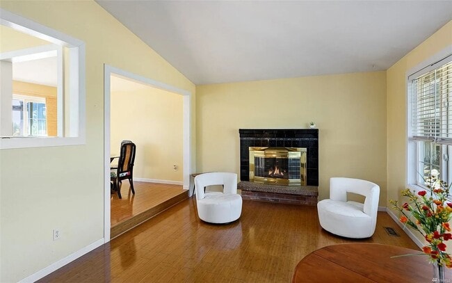 Photo - Cul-de-Sac Home Near Alderwood with Private Backyard