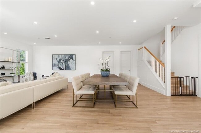 Photo - 55 SE Seminole St