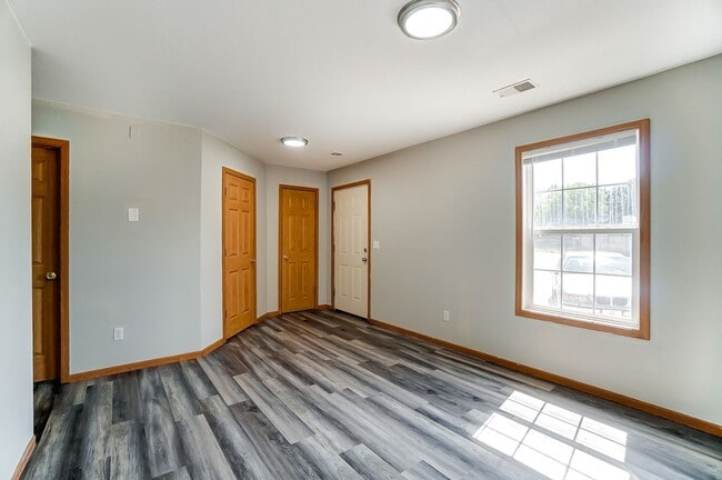 Photo - 1117 N Byrne Rd
